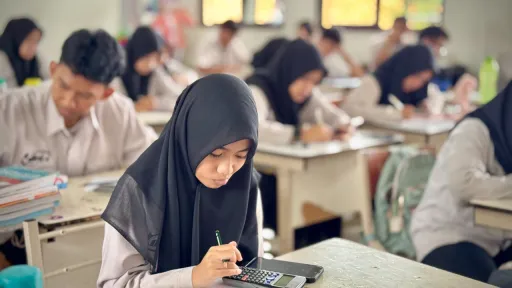 Belajar di kelas.